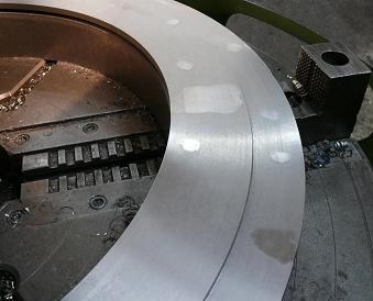 Karusselldrehen: Karusselldrehteil Ring. Das Karusselldrehen erfolgt  bis zu einem Durchmesser der Karussell-Werkst�cke bzw. Karussell-Drehteile von 2200 mm.