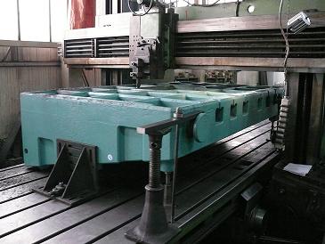 Foto: Langhobeln eines Podestes.  Langhobeln, Langfr�sen oder portalfr�sen von Schienen, Leisten, Platten, Podesten und vieles mehr.