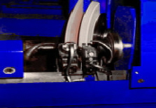 Schräg-Einstechschleifen mit 2 Schleifscheiben für das gleichzeitige Rundschleifen unterschiedlicher Durchmesser. Sonderausstattung einer MHG-Außenrundschleifmaschine. MHG Böcker, Hersteller von konventionellen und CNC-Rundschleifmaschinen und Außenrundschleifmaschinen.