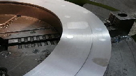 Karusselldrehen: Karusselldrehteil Ring. Das Karusselldrehen erfolgt  bis zu einem Durchmesser der Karussell-Werkstücke / Karussell-Drehteile (z.B. Flansche, Ringe, Deckel, Gehäuse) von 2200 mm.